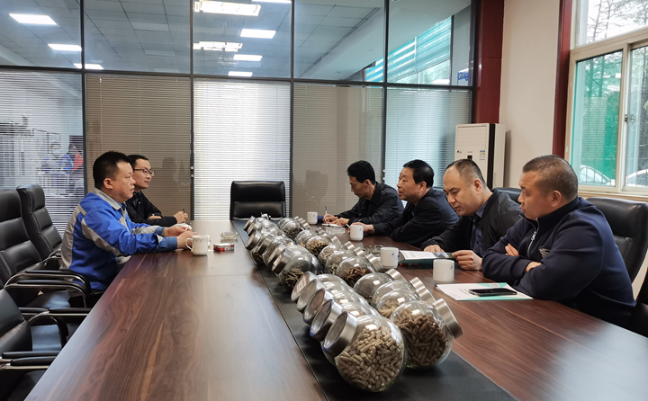 與集團(tuán)總經(jīng)理孫寧波及部門負(fù)責(zé)人座談，就項目建設(shè)、環(huán)境影響、補(bǔ)貼政策等內(nèi)容進(jìn)行了探討交流