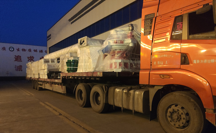 紅色鋸末顆粒機(jī)生產(chǎn)線(xiàn)披星戴月的發(fā)貨