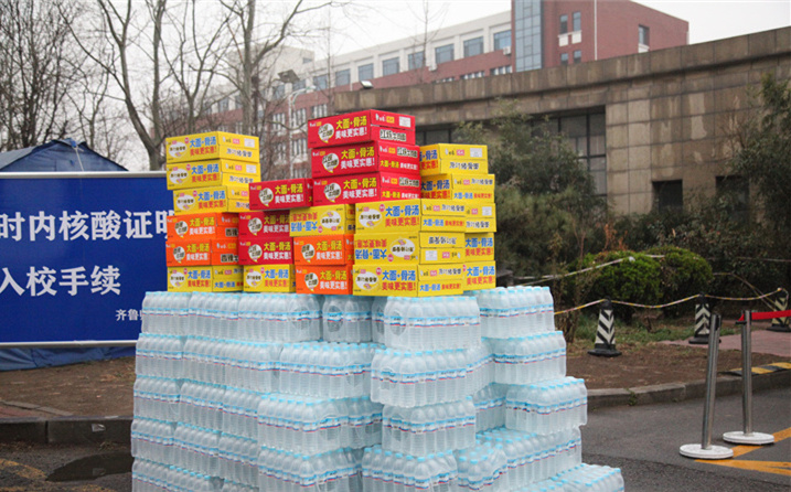 2月25日，山東金格瑞機械有限公司派代表來到齊魯師范學院捐贈防疫物資，保障校園防疫物品備足備齊，助力學校的疫情防控工作。