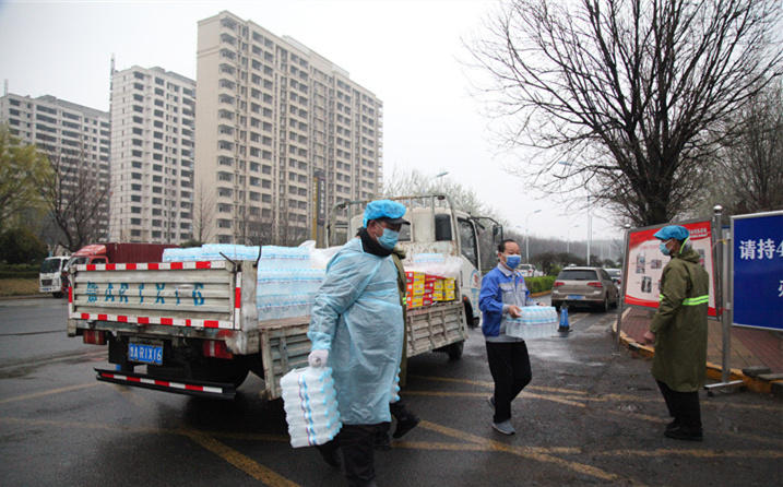 2月25日，山東金格瑞機械有限公司派代表來到齊魯師范學院捐贈防疫物資，保障校園防疫物品備足備齊，助力學校的疫情防控工作。