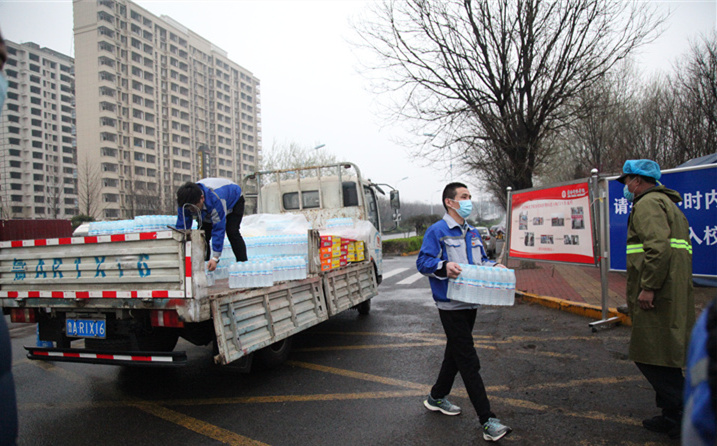 2月25日，山東金格瑞機械有限公司派代表來到齊魯師范學院捐贈防疫物資，保障校園防疫物品備足備齊，助力學校的疫情防控工作。