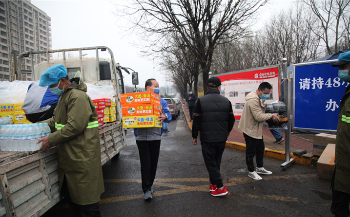 2月25日，山東金格瑞機械有限公司派代表來到齊魯師范學院捐贈防疫物資，保障校園防疫物品備足備齊，助力學校的疫情防控工作。