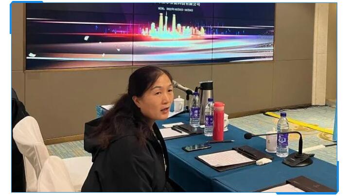 集團(tuán)財(cái)務(wù)總監(jiān)劉清華在聽取了銷售部門的數(shù)據(jù)對(duì)比與銷售人員的分析后，她提出應(yīng)該加強(qiáng)客戶的銷售服務(wù)