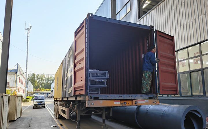 顆粒機(jī)生產(chǎn)線正在裝車(chē)