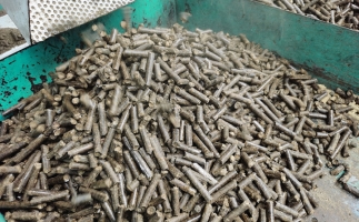 木屑顆粒機(jī)生物質(zhì)燃料顆粒在燃燒時(shí)遇到冒黑煙的情況該怎么辦？