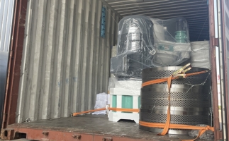 2套160kw鋸末顆粒機發(fā)往東南亞，生產(chǎn)線已裝車，準(zhǔn)備發(fā)貨